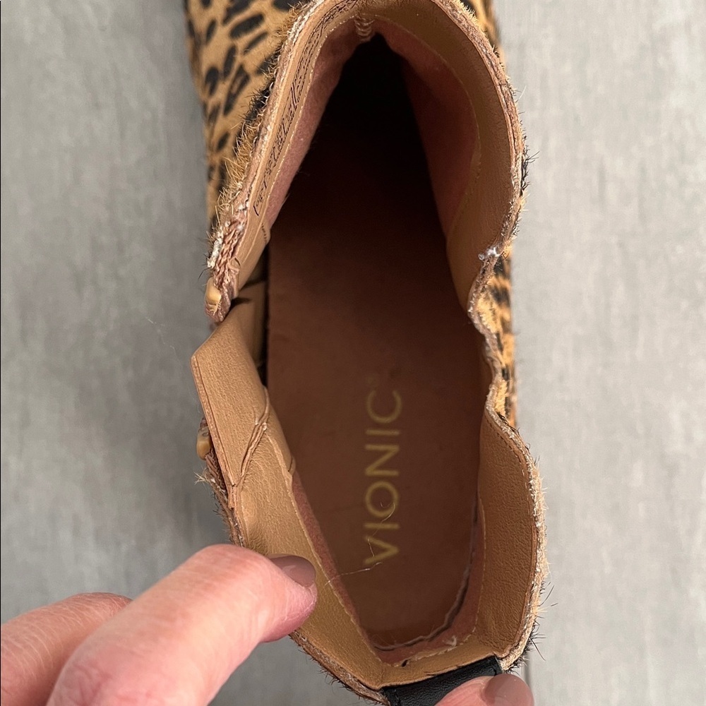 VIONIC NWOT Leopard Print Fur Leather Ankle Boots V Cutout, Size 8 - Picture 8 of 11